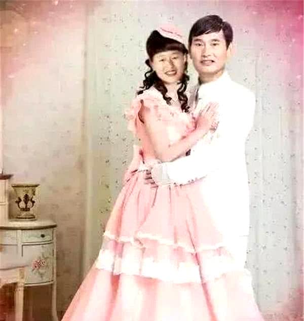 "大衣哥"朱之文昔日婚纱照曝光,网友:大衣嫂年轻时很漂亮