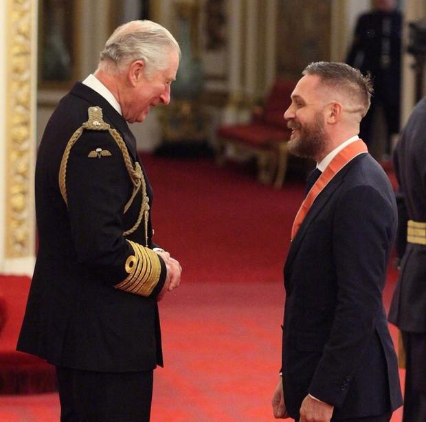 毒液破7亿美元!汤老师影视表演成就斐然,获大英帝国司令勋章!