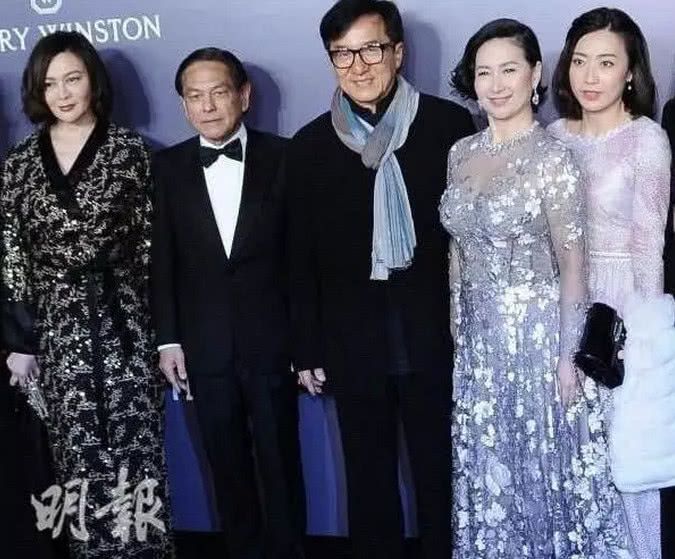 嫁给刘銮雄后甘比越来越美,和关之琳同框也毫不逊色!