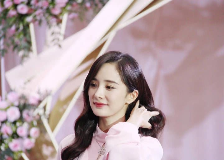 杨幂一身小粉裙如同仙女下凡,撩头发的样子却