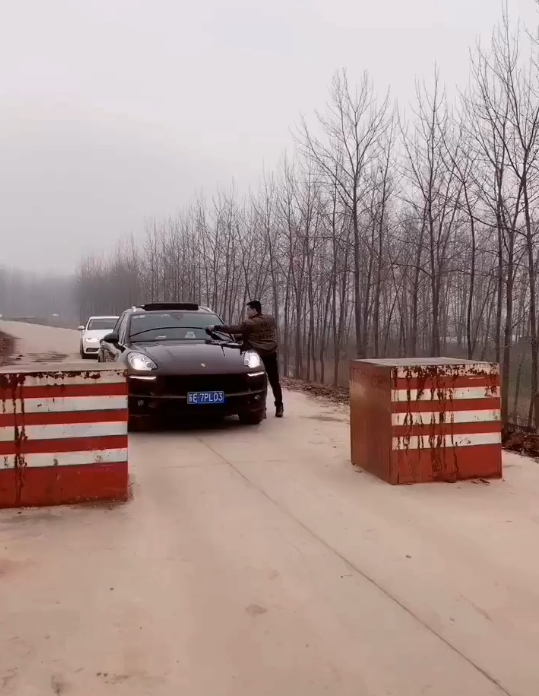 实拍新手司机过限宽墩，技术不行，只能这样了，网友：是个人才