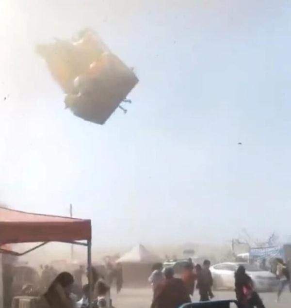 河南一景区龙卷风吹飞蹦床致2名儿童死亡 两摊