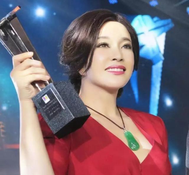 63岁的刘晓庆再获奖,身材保持的让人羡慕,一语道出不老原因