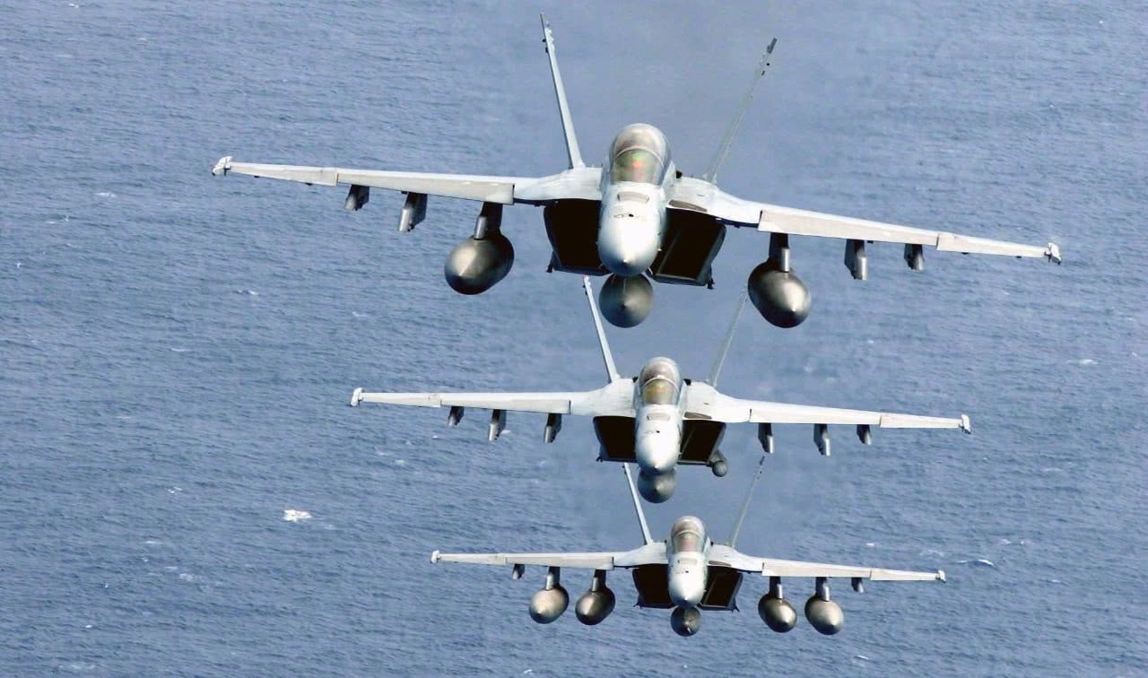 史上最美三代舰载机早早退役:F18大黄蜂为啥能