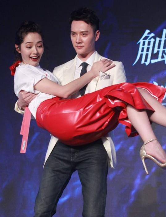 明星公主抱:冯绍峰男友力爆棚,陈晓最贴心,他抱杨紫真的有点皮