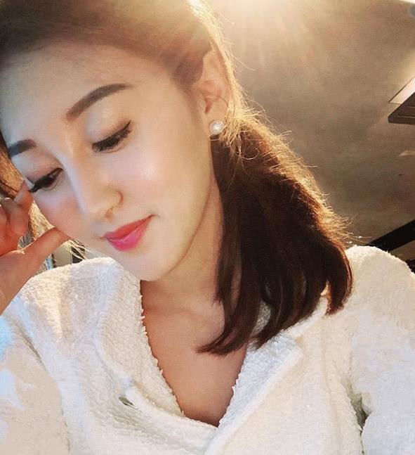 27岁港姐何艳娟晒度假照美照,以女主人身份出入67岁