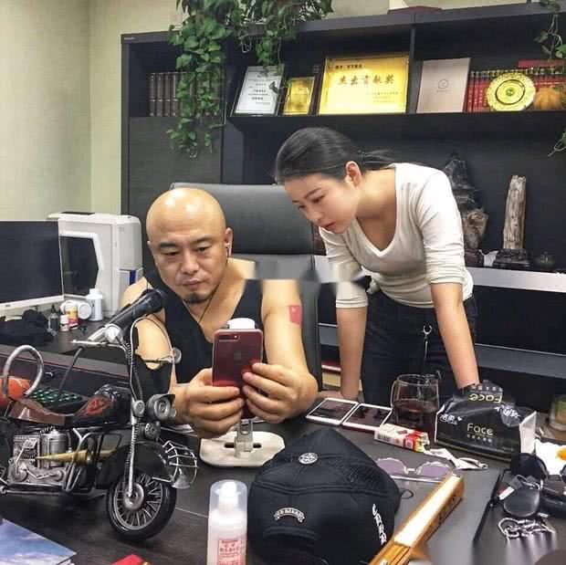 快手五哥大号遭永封,竟是因为讽刺贬低二驴散