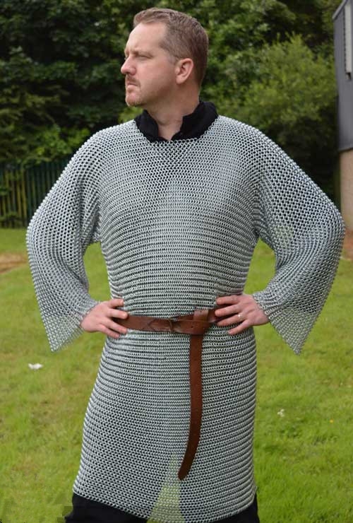 国外美女用一根铁丝做了一套锁子甲,何种兵器可破?