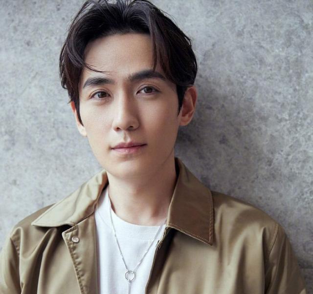 同样是中分头型,朱一龙帅气,蔡徐坤漫画感,最后一个被