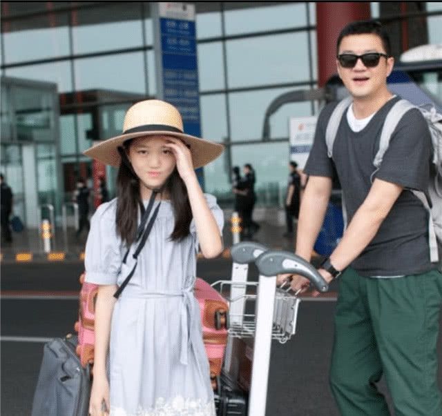 王菲带女儿到香港购物,12岁李嫣恢复漂亮容貌大长腿抢镜