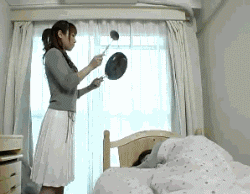 搞笑gif图:开门时被吓到,赶紧关上