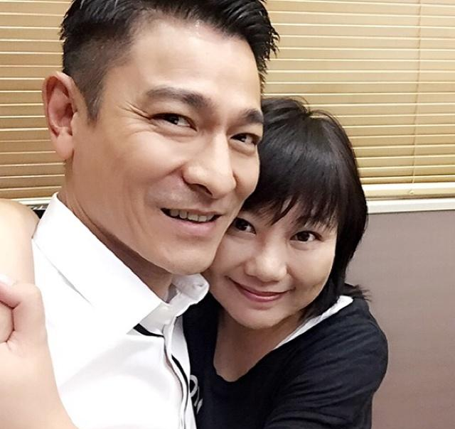 刘德华看望患癌好友,两人牵手满脸笑容,还流出