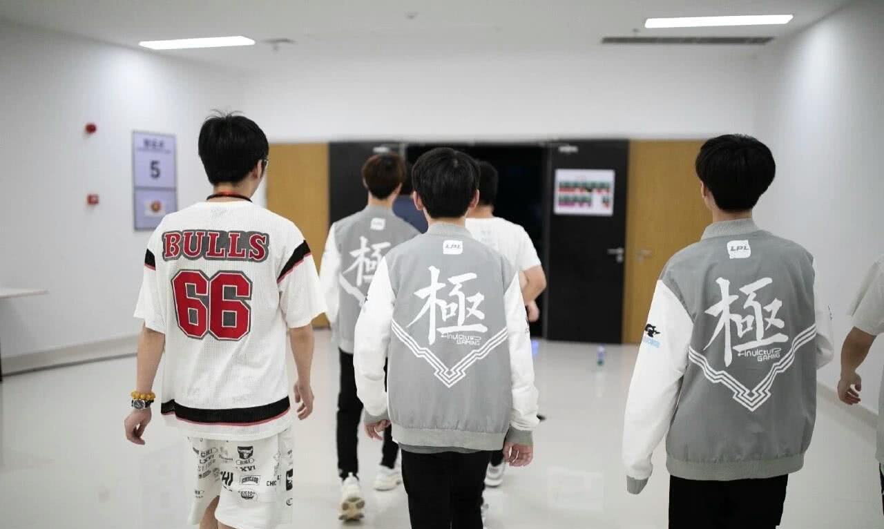 LPL夏季总决赛IG现场图集,他们的背影令人心疼