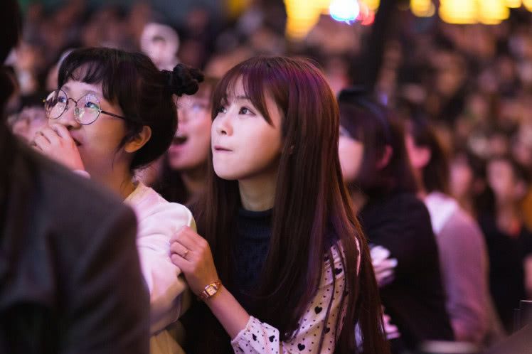 韦神开窍了?面对女友蜜蜂仔的示爱,韦神的甜蜜回复让人笑喷!