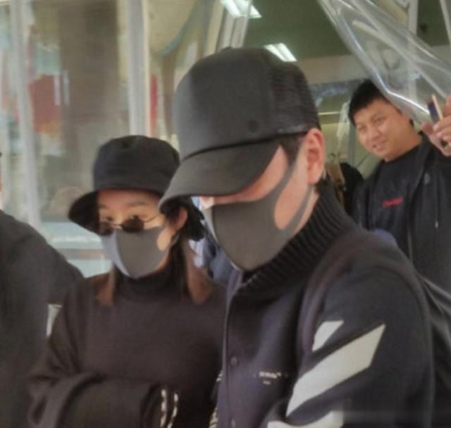 赵丽颖产后首次现身,家人护住孩子正面防曝光