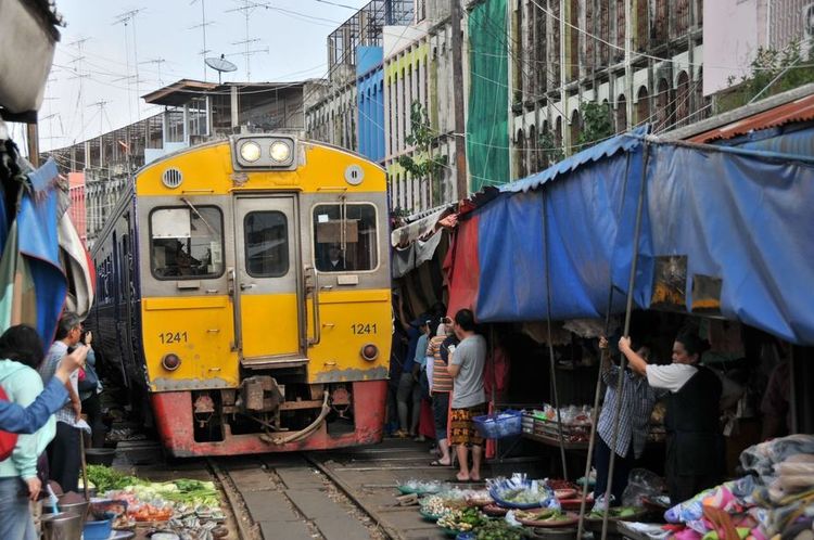 世界上最奇葩的火车,横穿"菜市场",司机还不忘伸手打招呼!