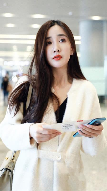 “新版殷素素”衣品不错,白色大衣配铅笔裤,经典又显状态好!