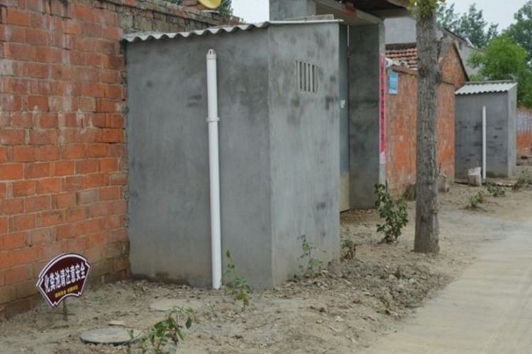 农村免费改造厕所,村民为什么不乐意?听听农民的真实想法