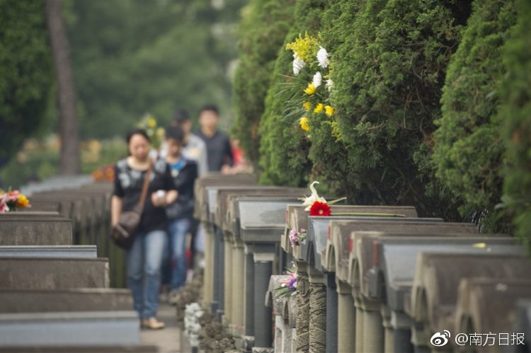 美两导弹驱逐舰通过台湾海峡 外交部回应