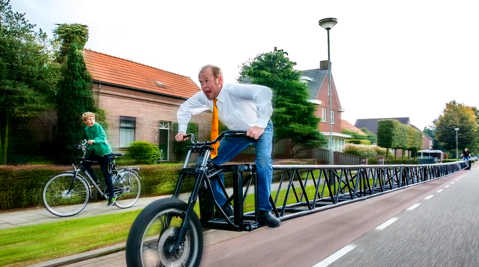 全球最长自行车，长达35米，网友：该怎么拐弯？