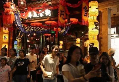 越南女孩到中国旅游,评价:中国哪里都好,只是一