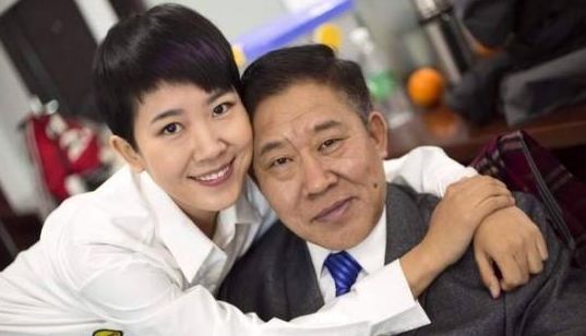 因嘴歪走红的演员，妻子女儿貌美，隔代遗传却害苦外孙女