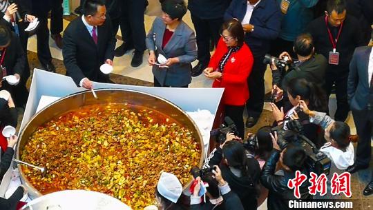 大盘鸡成为美食节一大亮点。　王小军 摄