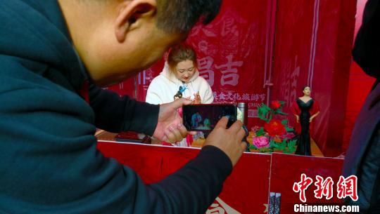 面点塑造师捏面人吸引围观者拍照。　王小军 摄
