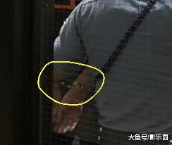 刘强东2张被捕时照片曝光, 穿黑色T恤, 手上有