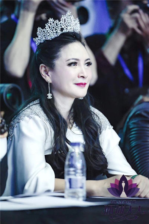 孔令霞荣获第22届环球夫人大赛中国总决赛优雅组民选冠军