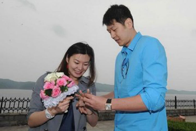 他是中国男篮最重情义的球员，妻子离世后