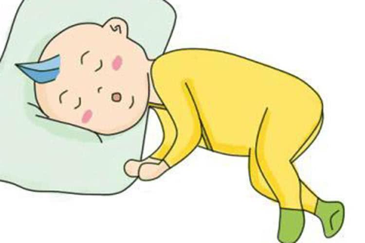 这几种睡姿不利于宝宝的健康成长, 宝宝睡着后, 要及时纠正