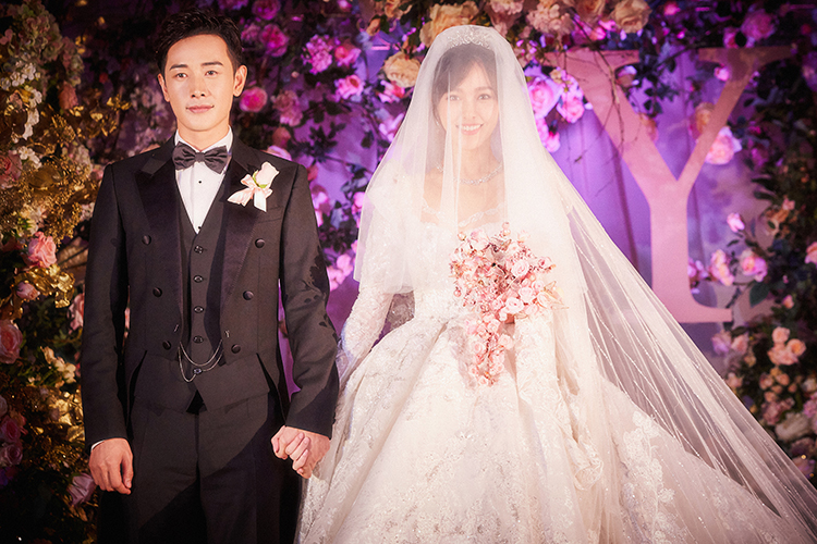 娱讯:唐嫣婚礼现场照|冯绍峰工作室辟谣|白宇地