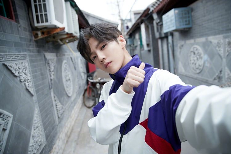 邓超过生日,鹿晗送祝福,看到鹿晗发的照片后笑