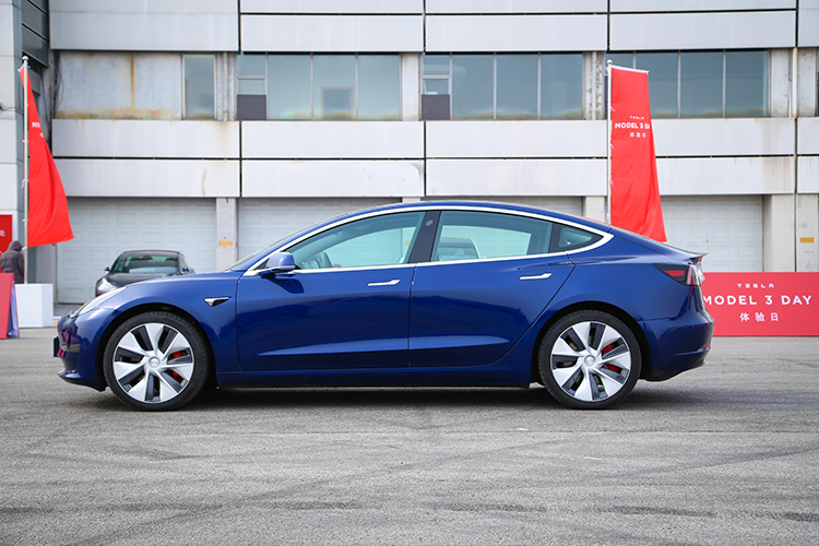 特斯拉Model 3基础版终于发布售价23万人民币,下个月就能交付