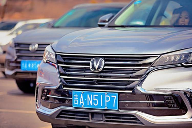 �����˫���ĳ�������8AT���ű�����Ľ���SUV������