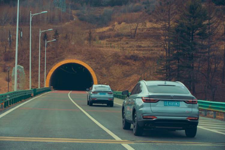 �����˫���ĳ�������8AT���ű�����Ľ���SUV������