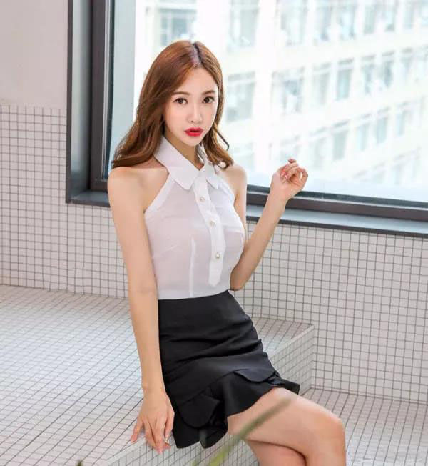 街拍：简单大方又正式的白衬衫搭配黑色半身裙，尽显职场女性风范