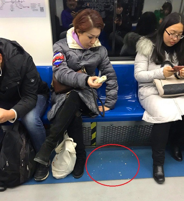 上海凤爪女转战北京地铁 吃沙琪玛掉满地渣 妆容精致何如心灵美丽