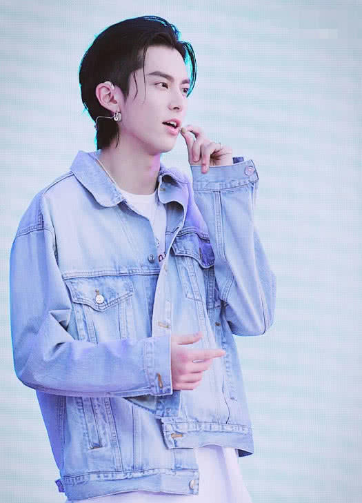 王鹤棣深夜晒出合照,照片中的美女颜值不输沈月,网友:心疼棣棣|沈月