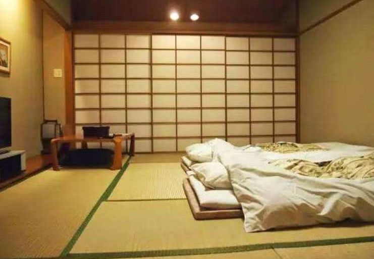 日本人的家里明明有床,但为什么睡地板?原因没你想的那么简单
