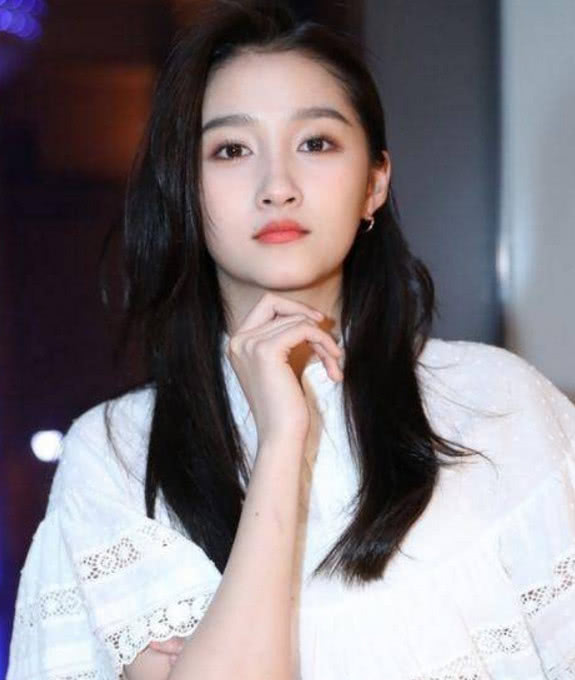 关晓彤紧身裹臀裙现身,性感不输林志玲,当她蹲