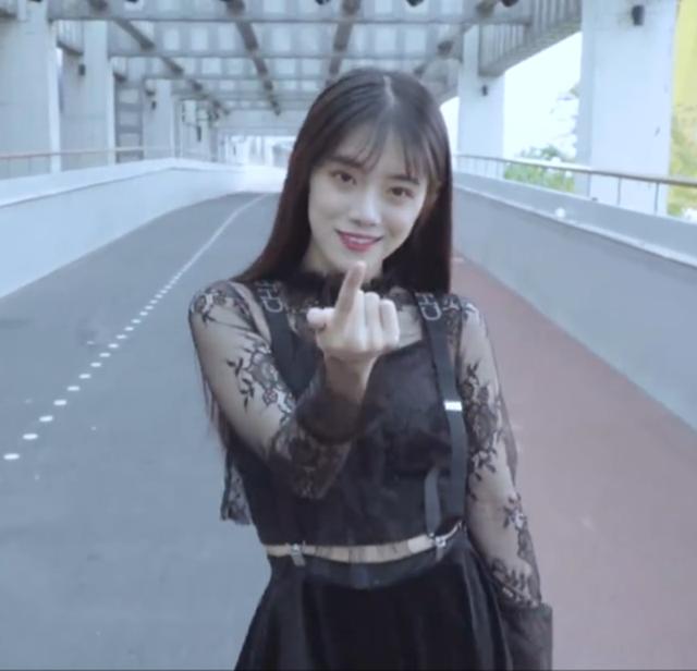 LPL主持人跳KDA舞蹈,小钰拼到露底裤!希然却