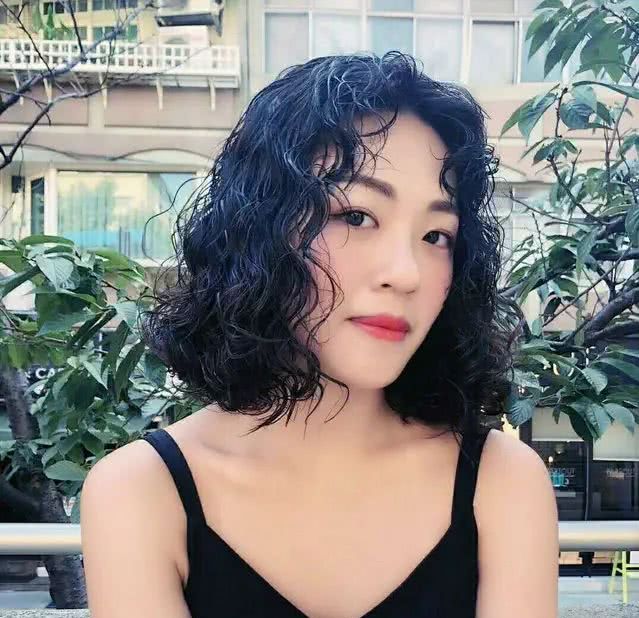 四十岁女人齐肩烫发,40岁女人最减龄烫发型 三四十岁女人过年"烫发"必读:记住这5点,让你轻松美过
