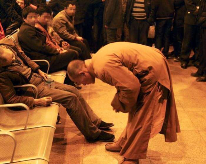 一位在车站中不幸去世的老者,这位和尚正在为他超度.