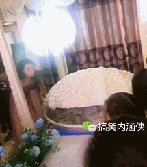 搞笑gif趣图 相亲妹子是双胞胎,傻傻分不清楚,这就尴尬了