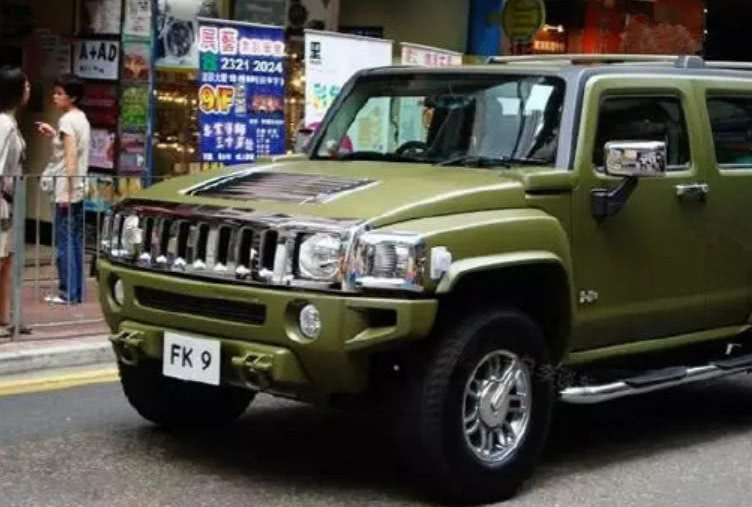 陈小春抱怨应采儿11年不让换车,看到老车,网友:换我也不许换