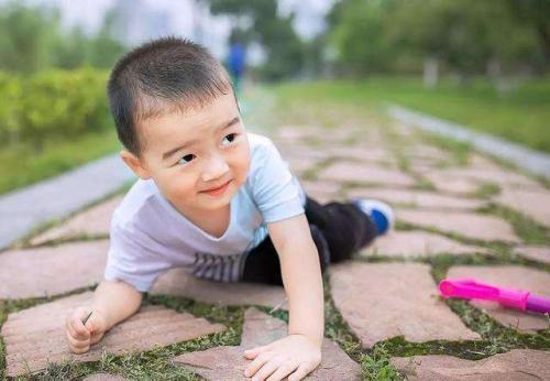 孩子半夜腿疼是要长高?医生:生长痛要留意,或