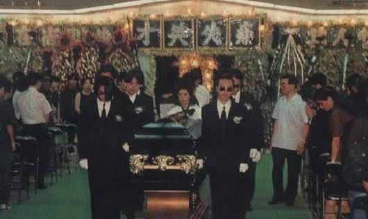 悲痛的记忆：1993年黄家驹葬礼照片