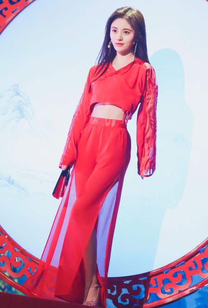 鞠婧祎不愧是四千年美女,穿"西红柿装,意外火了"巴掌腰"